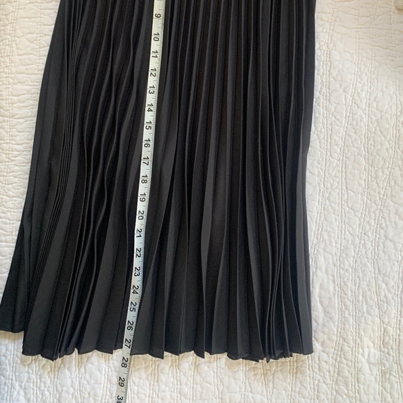Tahari Black Plisse  Midi Skirt Size Small - Picture 5 of 6